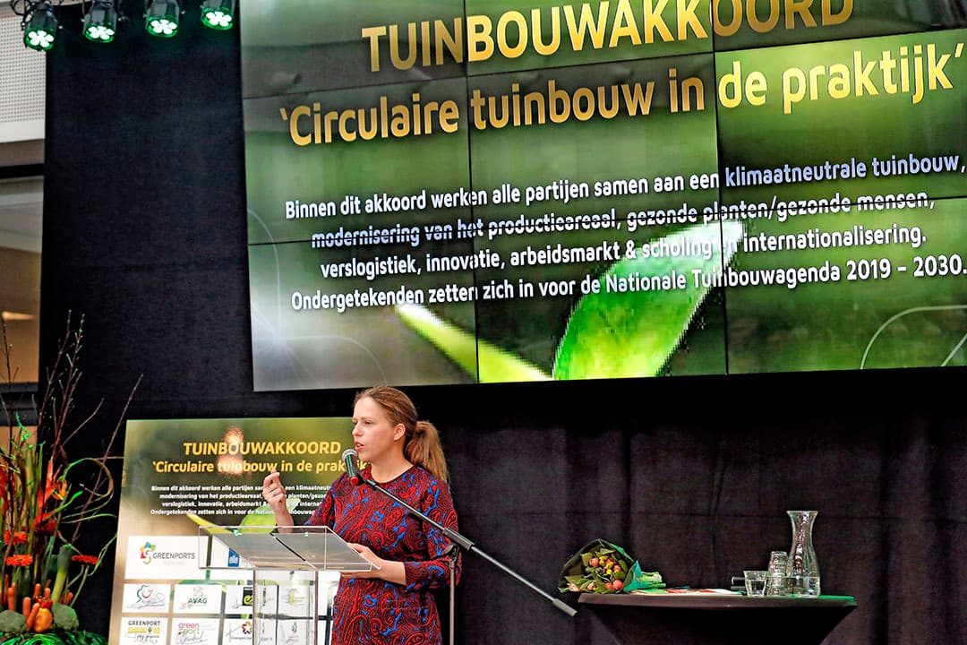 Minister Schouten ondertekende vandaag mede het Tuinbouwakkoord. - Foto: Roel Dijkstra