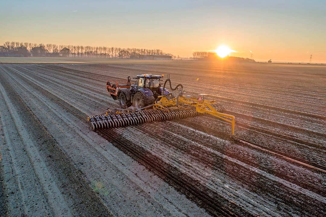 Loonbedrijf Van Dun uit Rutten rijdt in de vroege ochtend met een slangaanvoersysteem rundveemest uit op een perceel van akkerbouwer Rob de Rijke in Nagele (Noordoostpolder). De Rijke ploegt de grond in het voorjaar en wil voor die tijd de mest erop hebben. De omstandigheden zijn volgens De Rijke erg goed, zodat hij al vroeg met het voorjaarswerk kan beginnen. Op het perceel komen pootaardappelen. - Foto: Sytze Bakker
