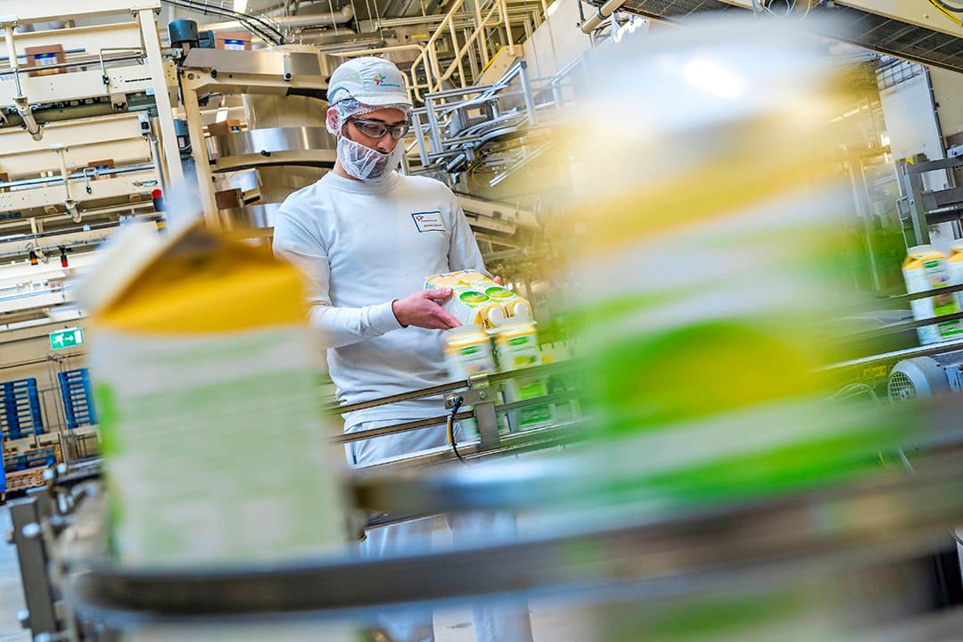 Productielijn in een vestiging van zuivelconcern Friesland Campina.