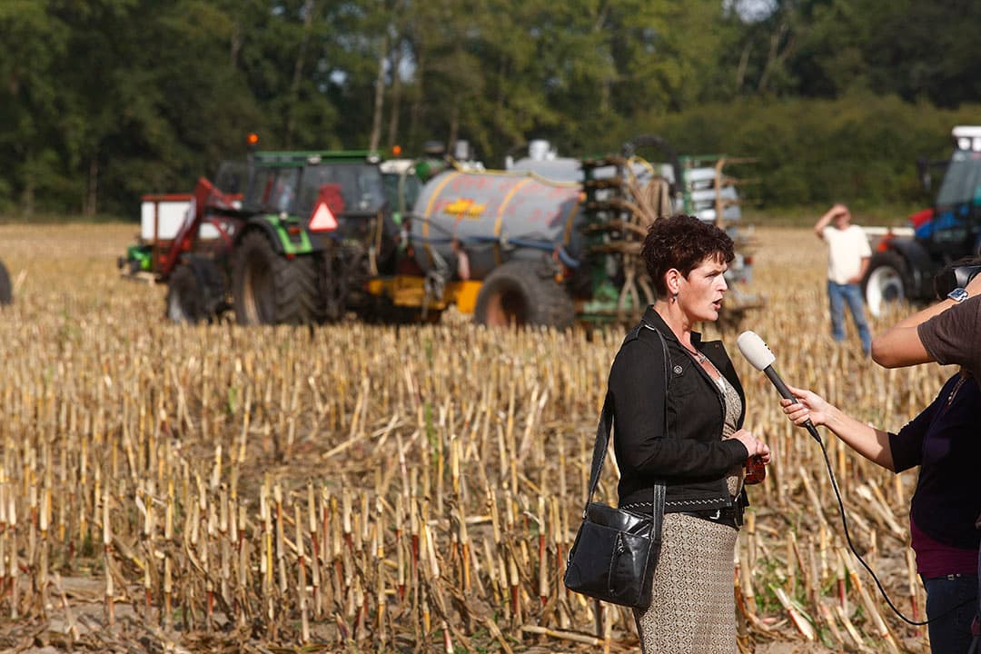 2009: Sieta van Keimpema staat de pers te woord tijdens een actie vanwege lage melkprijzen. - Foto: Hans Prinsen