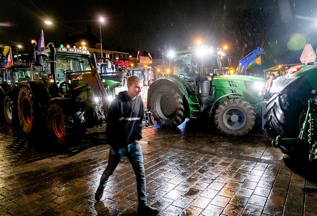 Trekkers staan voor het Binnenhof in Den Haag. - Foto: ANP