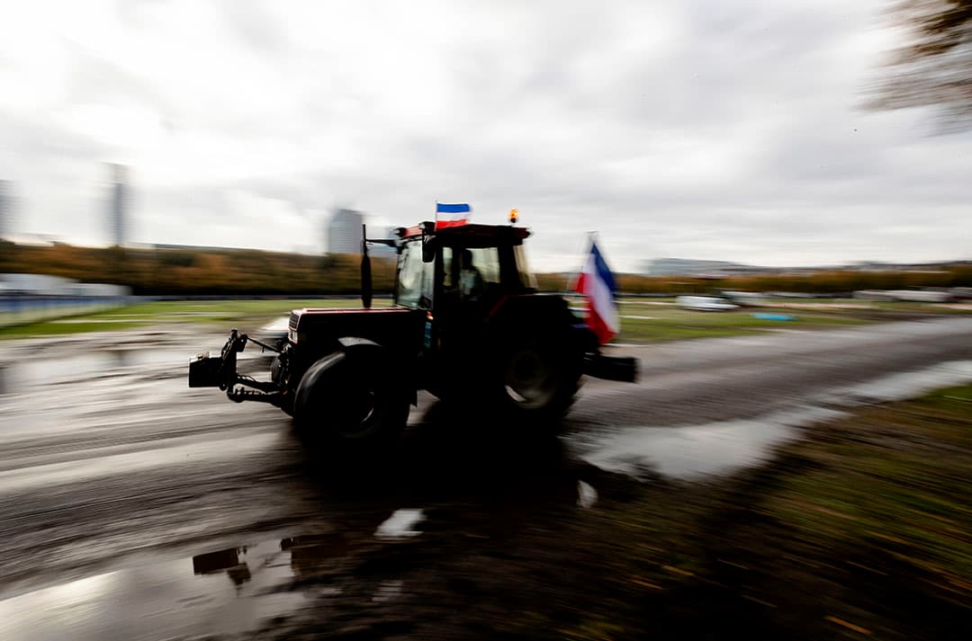 DEN HAAG - Protesterende boeren vertrekken naar huis vanaf het Malieveld waar zij de nacht hebben doorgebracht na de tweede landelijke protestdag tegen de stikstofaanpak van de overheid, waarvan zij de dupe zeggen te zijn. ANP ROBIN VAN LONKHUIJSEN