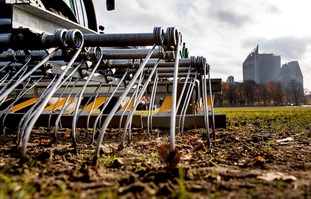 Herstel van het Malieveld: het gras wordt opnieuw ingezaaid. - Foto: ANP