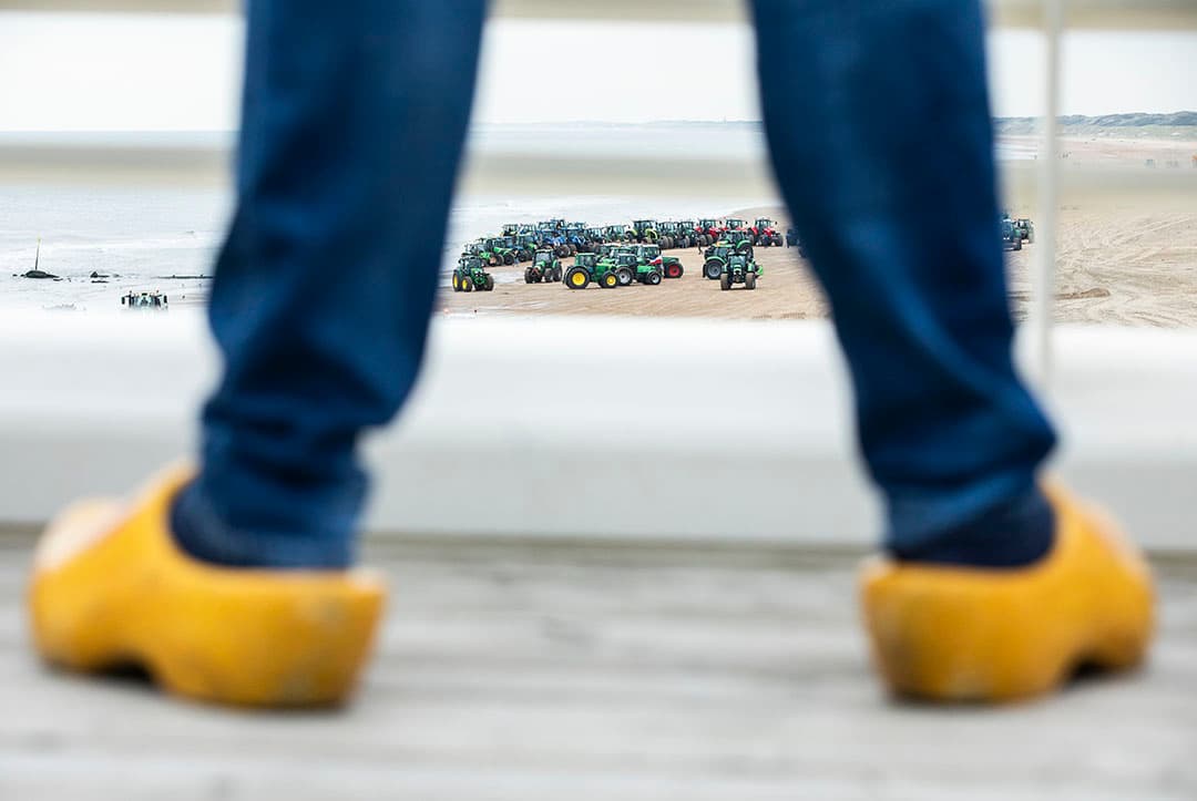 DEN HAAG -Boeren gaan weer via strand van Scheveningen naar Den Haag COPYRIGHT HOLLANDSE HOOGTE /LAURENS VAN PUTTEN