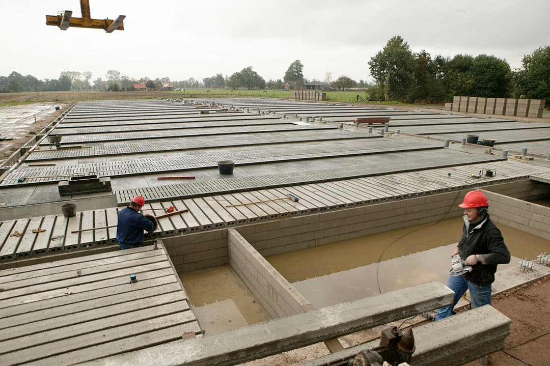 Nieuwbouw op varkensbedrijf (archiefbeeld). Er wordt weer verdiend in de varkenshouderij. - Foto: Michel Zoeter