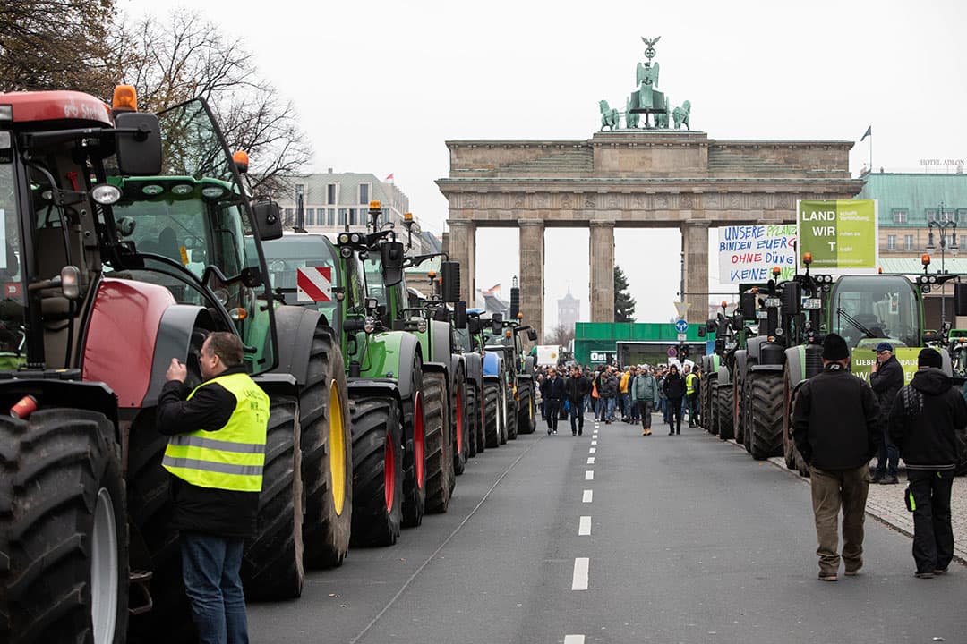 Behalve 5.000 trekkers waren er naar schatting van boerenorganisaties zon 35.000 boeren aanwezig tijdens het Duitste protest tegen het landbouwbeleid. - Foto: EPA