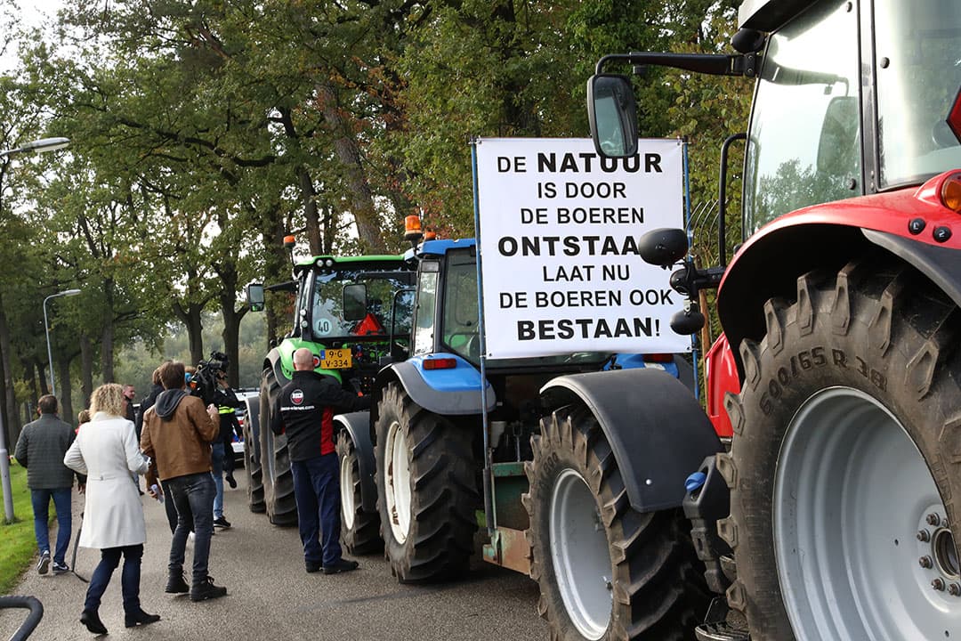 Hoe is het mogeljik dat een piepklein land als Nederland 163 Natura 2000-gebieden heeft aangewezen, terwijl het 15 keer grotere Frankrijk welgeteld 3 Natura 2000-gebieden heeft? Die vraag werpt columnist Dirk Dekker op. De Nederlandse landbouw zit op slot door een totaal doorgeschoten natuurbeleid, legt hij uit. Op de boerenprotesten is hij dan ook trots. - Foto: Henk Riswick
