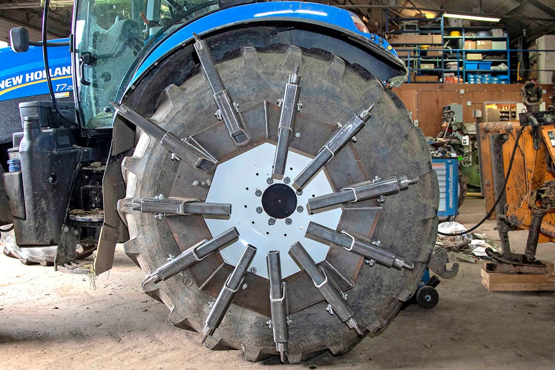 De werkdiepte van de stapwielen is via pen en gat in testellen tot maximaal 15 centimeter. - Foto: Koos van der Spek