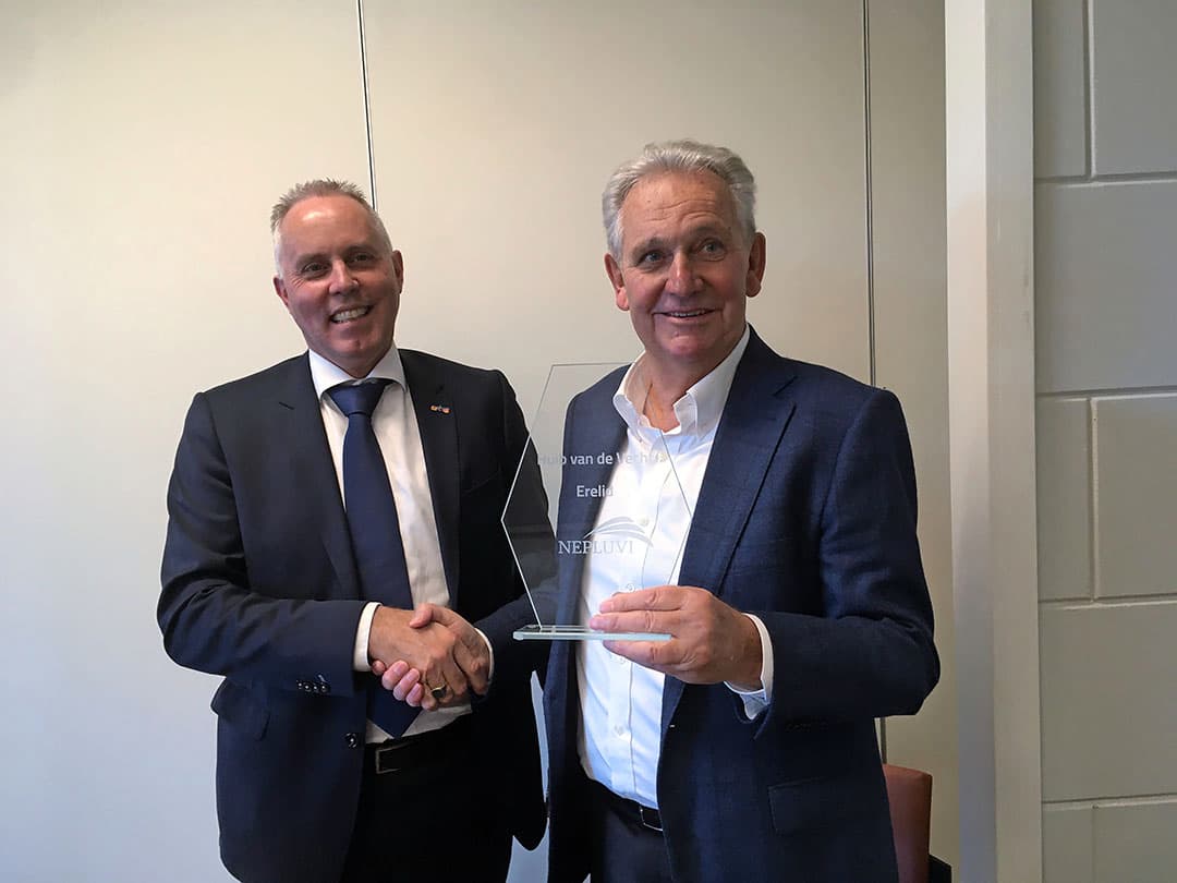 Huib van de Vecht (rechts) wordt door Nepluvi-voorzitter Oplaat benoemd tot erelid. - Foto: Nepluvi