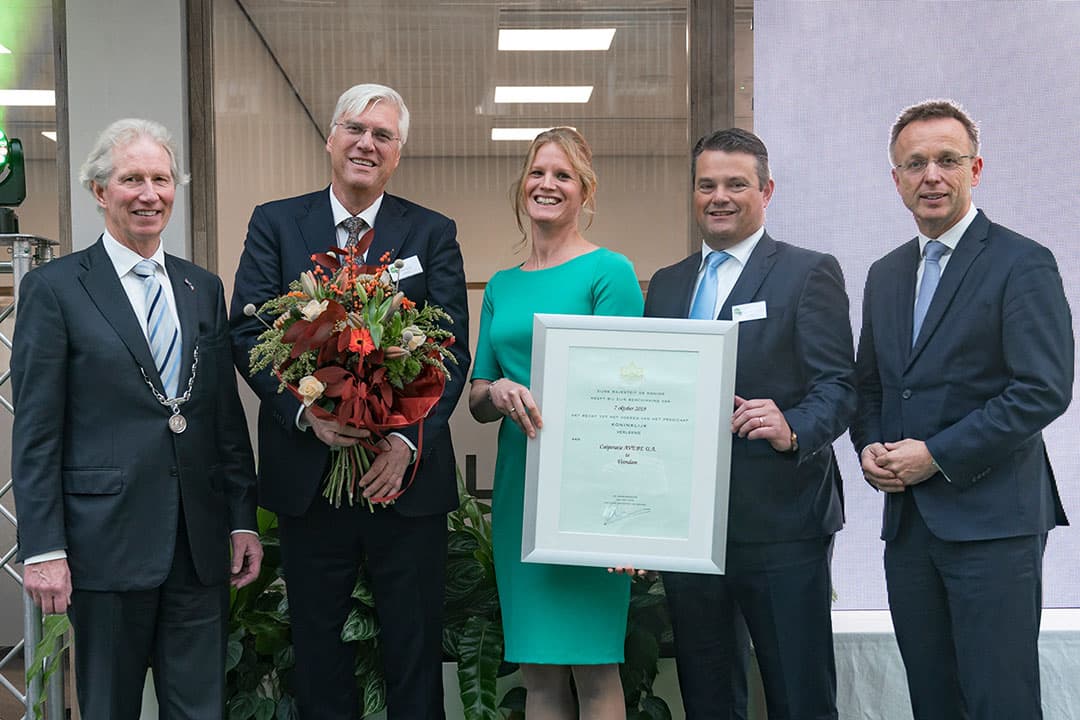 Avebe is Koninklijk geworden. Vlnr: burgemeester Sipke Swierstra van Veendam, CEO Bert Jansen, Marijke Folkers, voorzitter van de raad van commissarissen, CFO Rob van Laerhoven en commissaris van de Koning René Paas. - Foto: Avebe