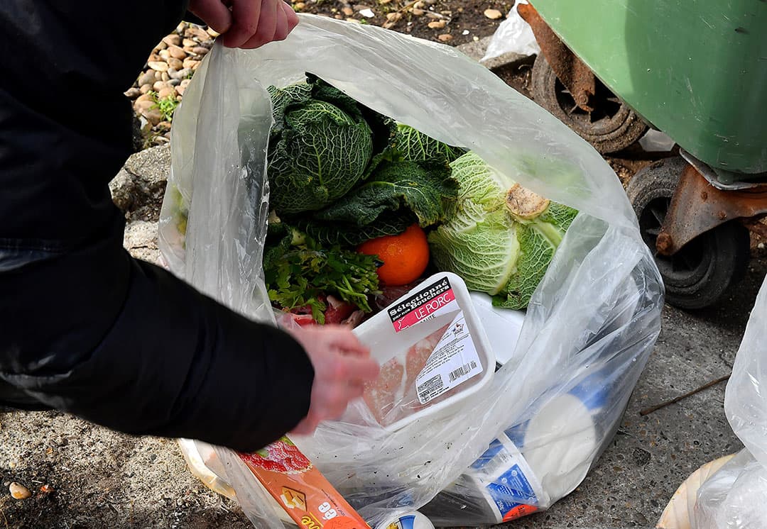 Weggegooid voedsel bij een supermarkt in Frankrijk. - Foto: ANP