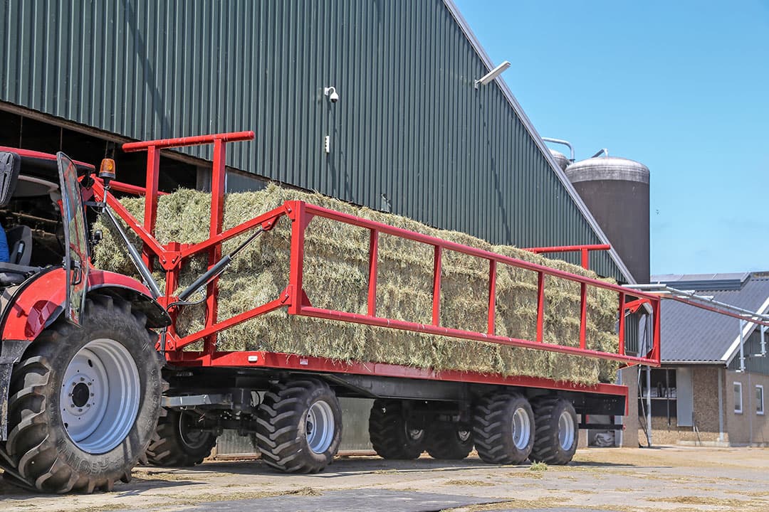 Dijkstra vervoert duizenden balen per jaar, en investeerde daarom in een vastzetsysteem op één van z'n wagens.