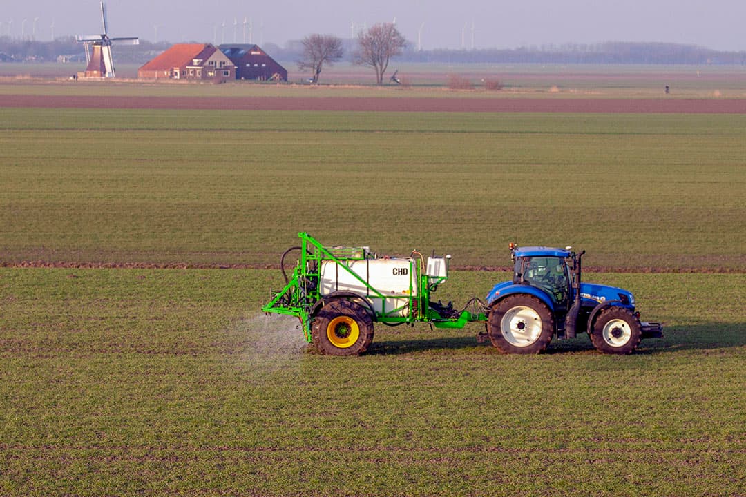 Een monteur van FL Mechanisatie in het Limburgse Reijmerstok zet een nieuwe grashark in elkaar. De Pöttinger-hark, met een werkbreedte van 8,4 meter, is buiten makkelijker in elkaar te zetten, vertelt Frans Lacroix, eigenaar van het mechanisatiebedrijf.  De onderdelen worden er met de heftruck aangehangen. Daarvoor is buiten meer ruimte en het weer werkt ook mee.  - Foto: Twan Wiermans