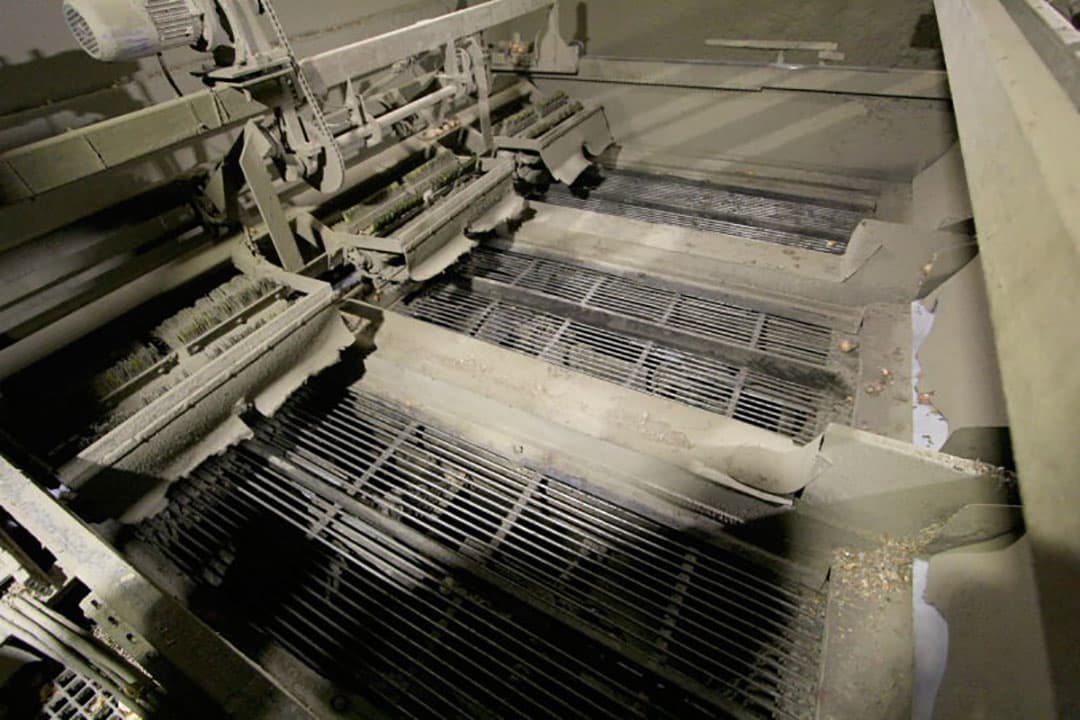 Pootaardappelen in een bunker, rechts de valbrekers.