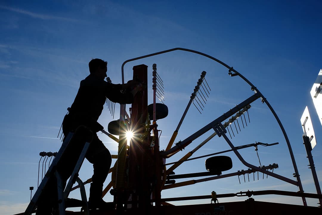 Het bemestingsseizoen is van start en veel boeren maken deze week gebruik van de goede omstandigheden om de eerste mest uit te rijden. In het Noord-Hollandse Schagen gebruikt loonbedrijf Sjef Houtenbos sleepslangen en een sleepvoetbemester. Bij gebruik van de sleepvoet moet verplicht een derde deel water worden bijgemengd. - Foto: Lex Salverda