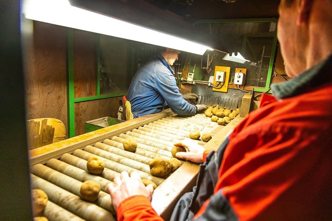 De toegang tot de voerkeuken is af te sluiten met deuren.