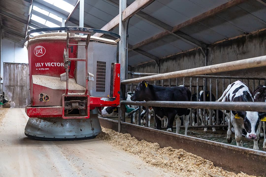 De aanschaf van een basisuitvoering van het Vectorsysteem met twee meng- en voerrobots kost volgens Lely circa ¬ 185.000.