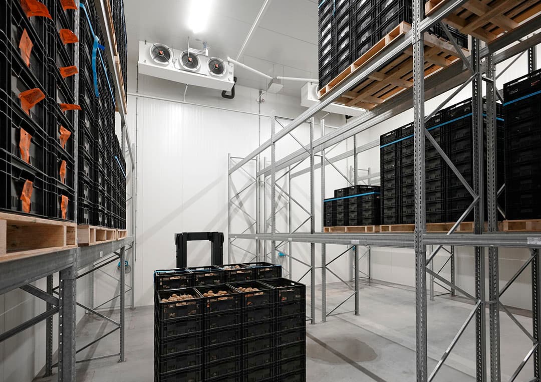 In de keuken kunnen separaat naast de machinelijn partijen aardappelen worden beoordeeld op onder andere glazigheid, onderwatergewicht en bakkwaliteit. Hier beproeft Agrico de nieuwe rassen die door het kweekbedrijf worden ontwikkeld.
