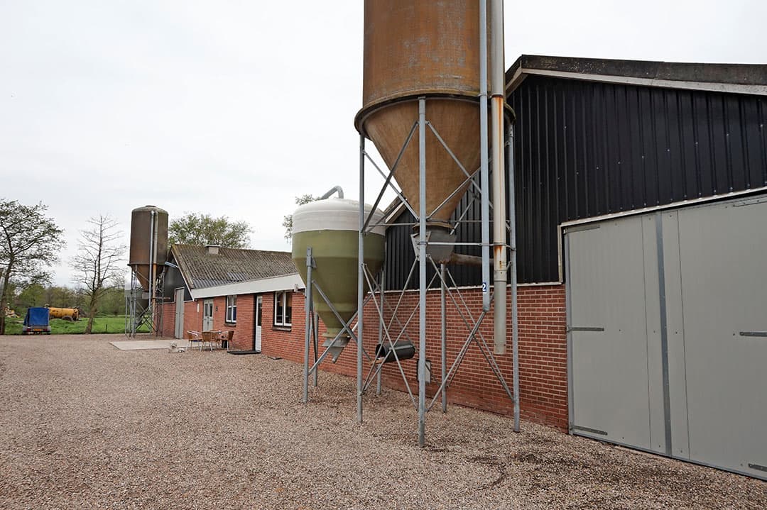 Het woonhuis is als laatste gebouwd, in 1991. De ruime woning is 229 m² groot. Er zijn onder meer 5 slaapkamers en een kantoor. Voor meer informatie, makelaar: Arend Otten Agro, Fluitenberg (Dr.).