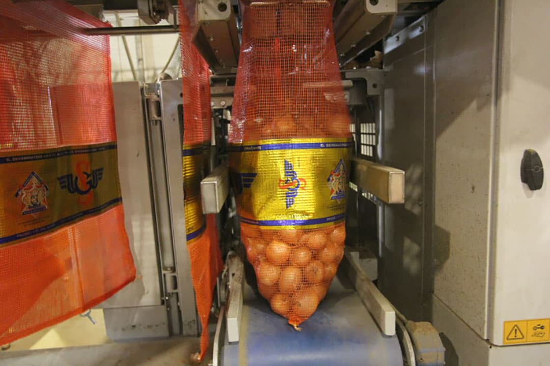 Na het stapelen wordt de pallet met wikkelnet gezekerd om schade tijdens vervoer te voorkomen.