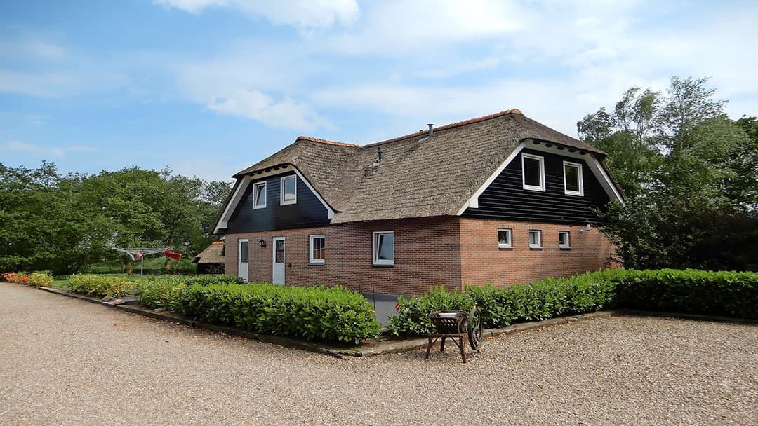 Dit is de schuur/garage met een tweede kantine met hygiënesluis, 2 douches, verkleedruimtes en een toilet. Er zijn 3 garages en er is ook een kadaverkoeling.
