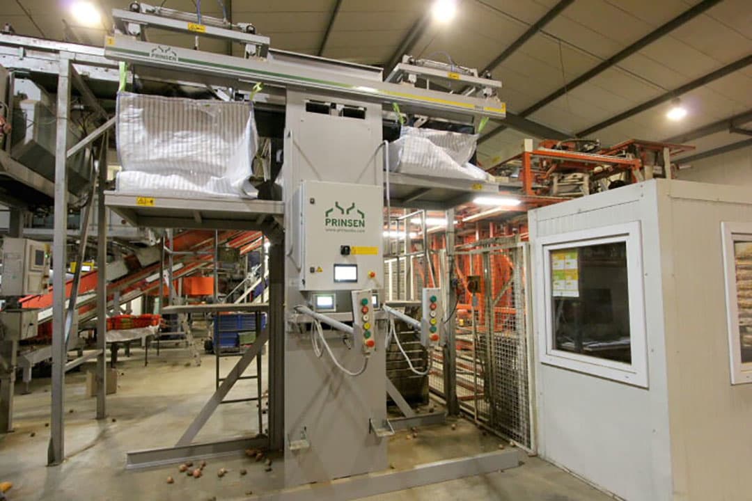 De sorteermachine kan 5 maten tegelijk sorteren maar er wordt altijd op 3 of 4 maten gesorteerd. Hierna gaan de uien in een bunker. De grove maat die hier op het bovenste sorteerraam ligt is in het lopende seizoen wel redelijk zeldzaam.