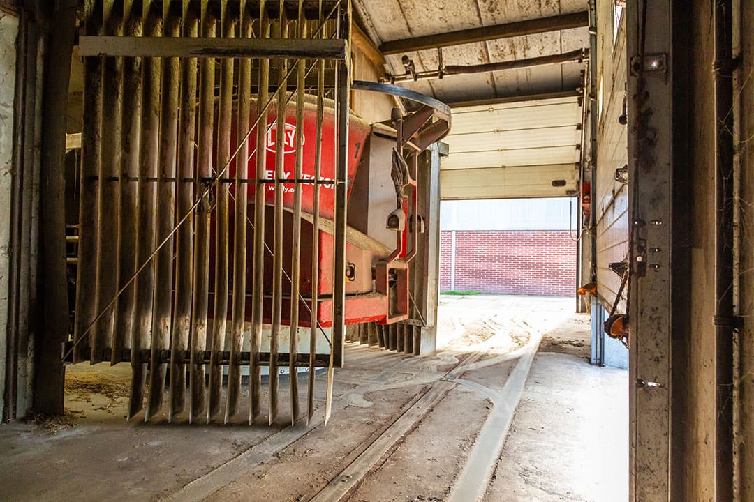 De ventilatiedeuren achter de toegangsdeur openen en sluiten automatisch als de voerrobot eraan komt.