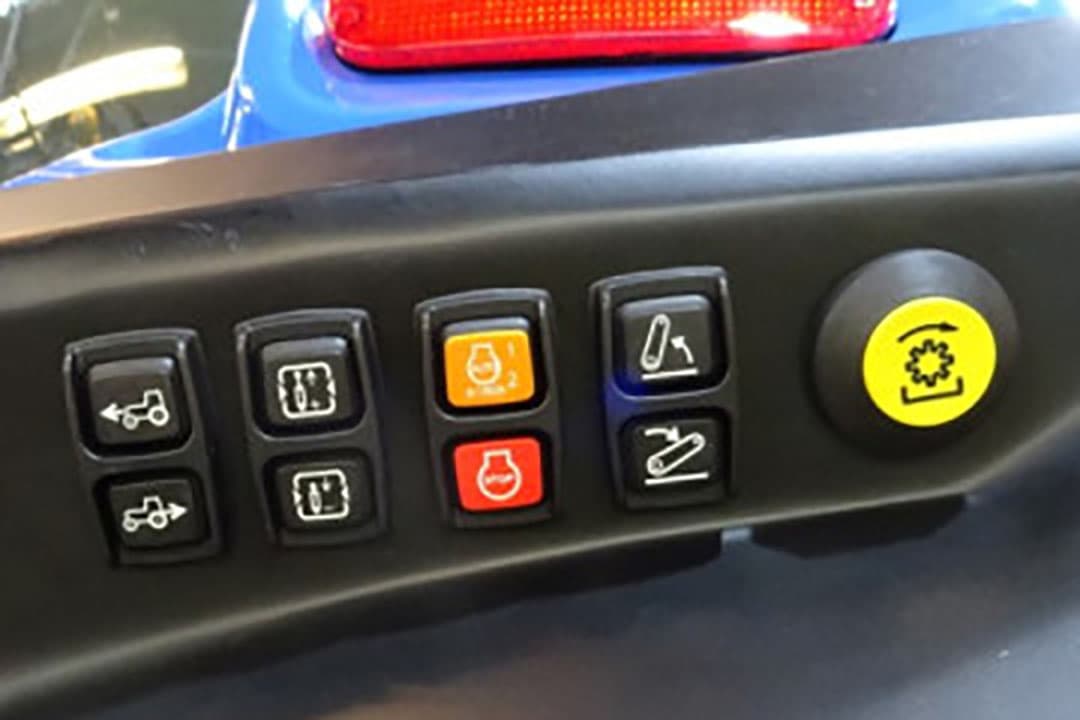 Naast afataks, hef en hydrauliek zijn er ook knoppen om de trekker naar voor en achter te zetten, het motortoerental te regelen en de motor te stoppen.