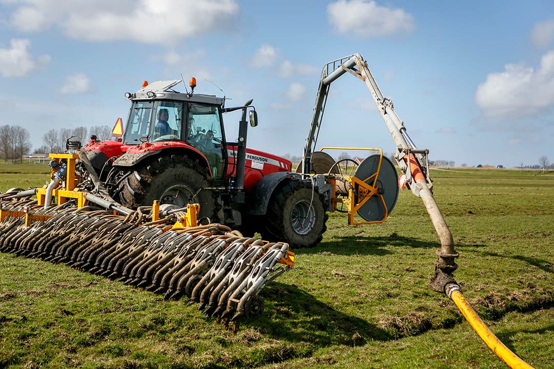 Een sleepvoetbemester. De techniek is alleen nog toegestaan als de drijfmest wordt verdund met water.