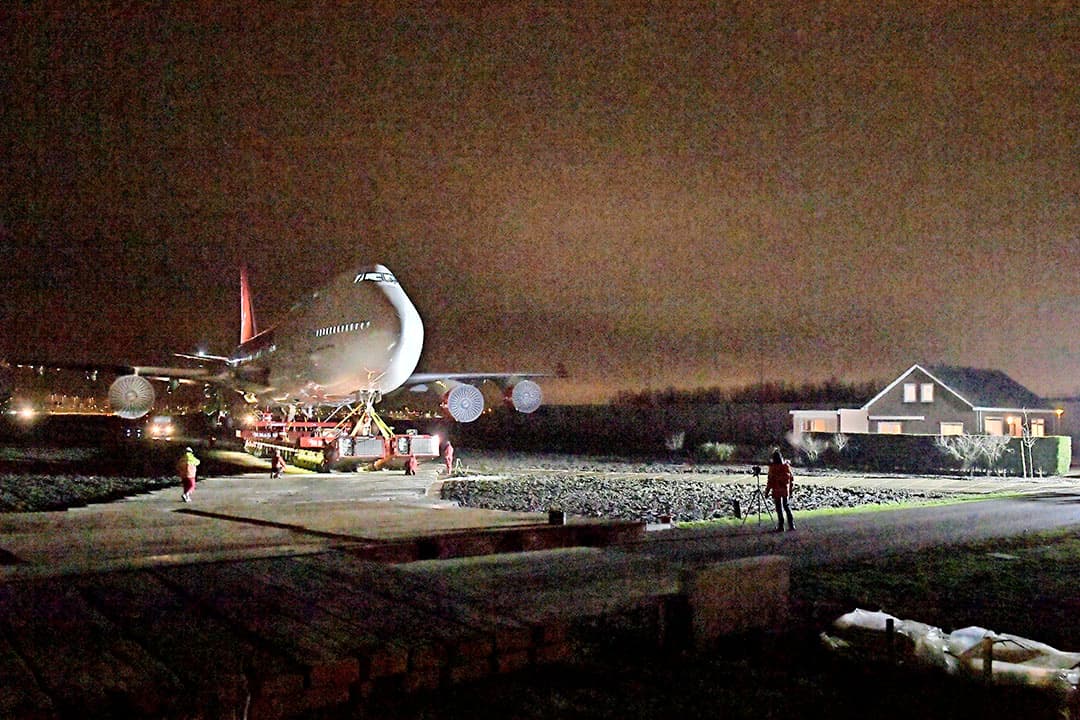 Dinsdagnacht. Met 2 kilometer per uur kruipt het gevaarte over landerijen in de Haarlemmermeer.