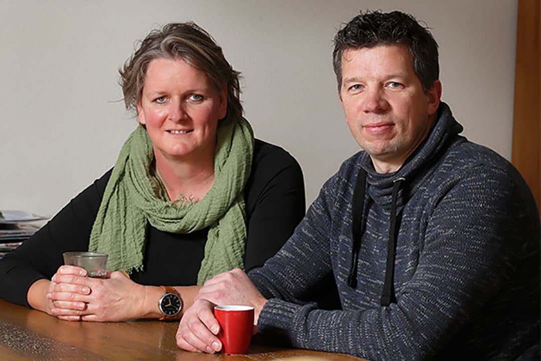 Rob Huinink (48) en Peggy van Gerven (46) wonen met hun zoons Jasper (11) en Koen (7) in Lichtenvoorde (Gld.). Rob heeft een agrarisch coachingsbureau, Peggy is afgestudeerd kinderpsycholoog. - Foto: Hans Prinsen