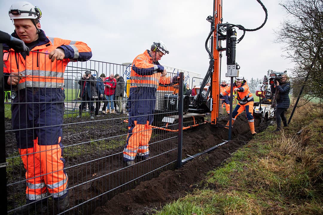 Tarwestro afleveren bij foeragebedrijf Boven in Finsterwolde. Het zijn zware pakken die Anne Jan Mensinga uit Nieuw Scheemda aanlevert: 400 kilo.  - Foto: Koos van der Spek