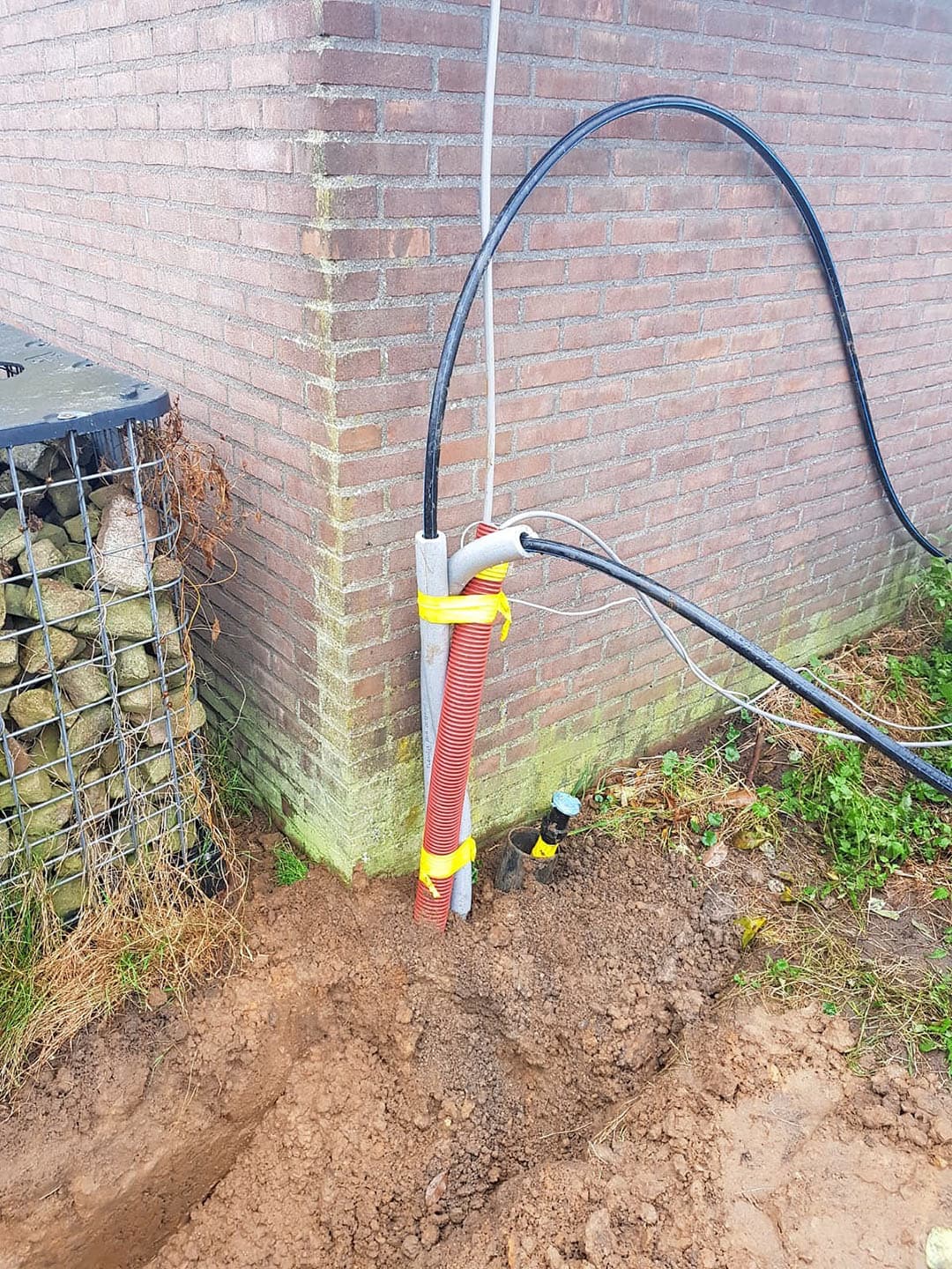 Erik Smale (31) heeft in Joppe (Gld.) in maatschap met zijn ouders Jan (62) en Gerri (62) een veebedrijf met 160 melkkoeien, 80 stuks jongvee en 120 hectare land (in gebruik). Hij laat een kalverstal bouwen met een ruim strohok en 16 eenlingboxen. Er is capaciteit voor 34 dieren tot 6 maanden oud. Nu staan de jongste kalveren nog verspreid over het erf. Geen ideale situatie. - Foto's: Ronald Hissink en Erik Smale
