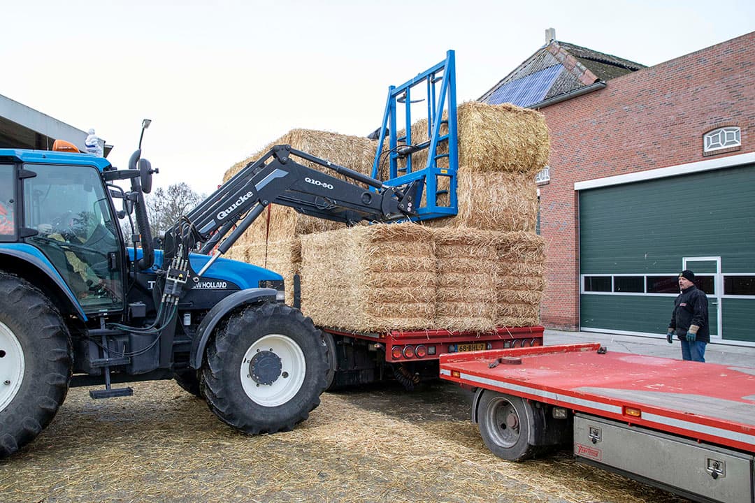 Nog een winters plaatje. Mesttransporteur Houbraken levert een vracht af bij een tijdelijke opslag in Bergeijk (Nrd.-Br.). De chauffeur moet de klep eerst met een gasbrander ontdooien voor hij de mestslang kan aankoppelen. - Foto: Bert Janssen