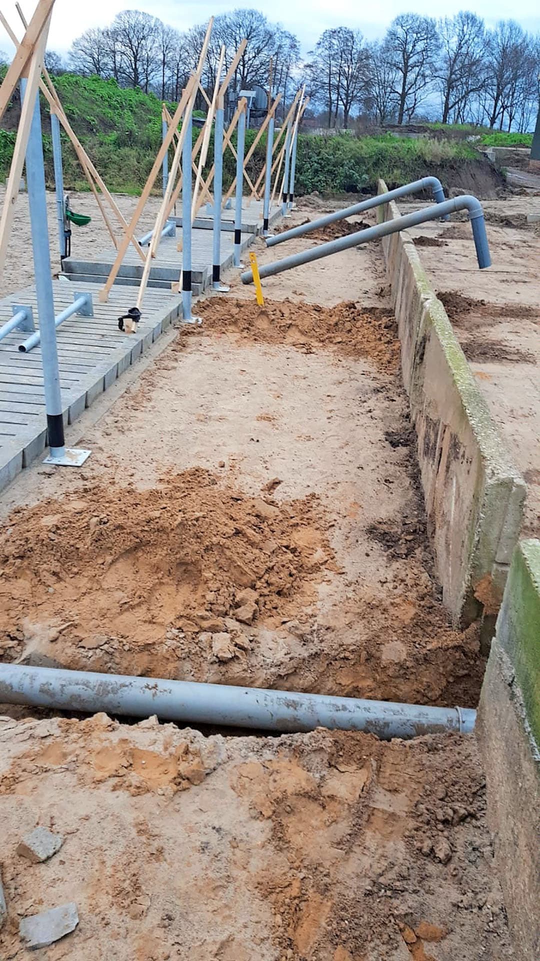 Begin december ging het werk verder. Het rechtergedeelte wordt straks de voergang. Het voerhek hangt dan aan de paal vooraan. Aan de linkerkant komt een afscheidingshek voor de grote groepshokken.