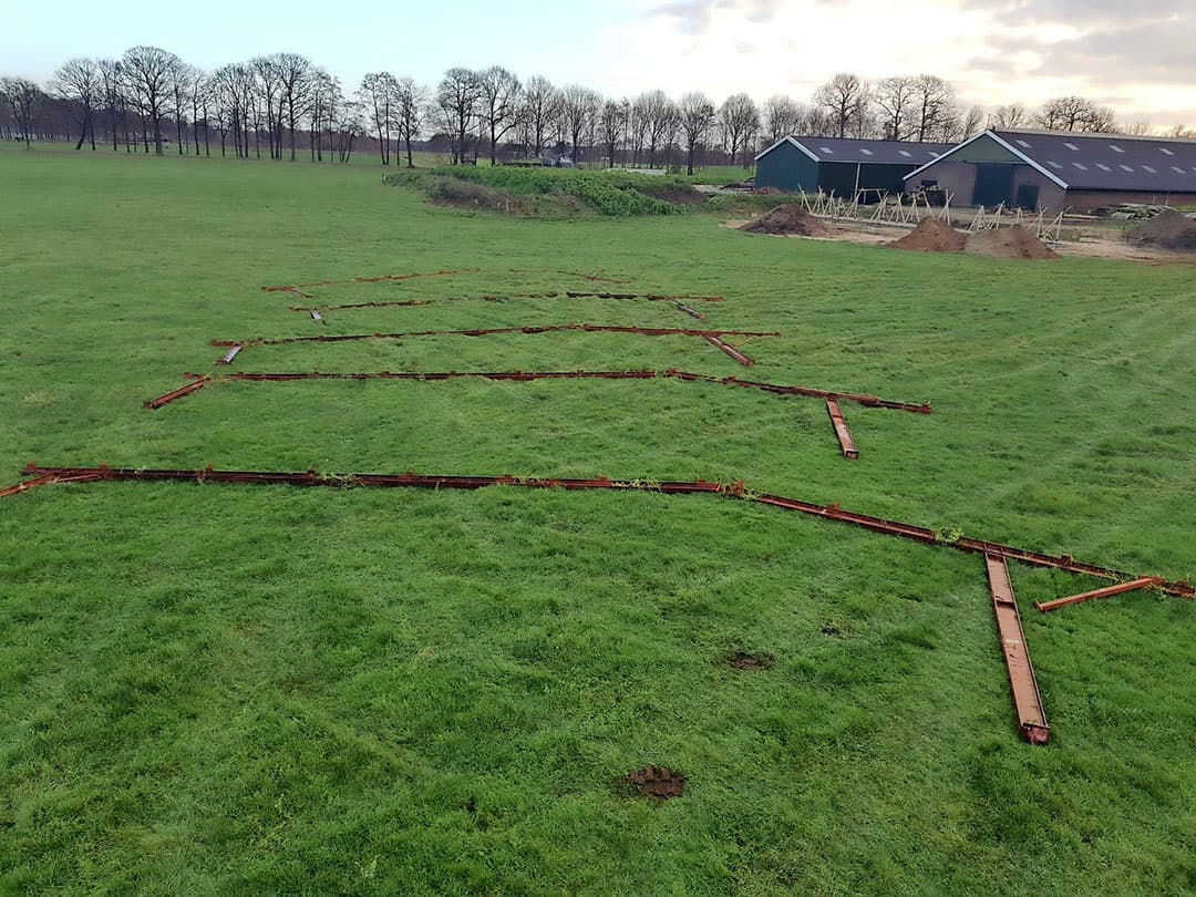Dat gebeurt hier. Ook het in elkaar zetten van de spanten ging vrij snel. Met behulp van een verreiker was de klus voor twee man in een middag te doen.