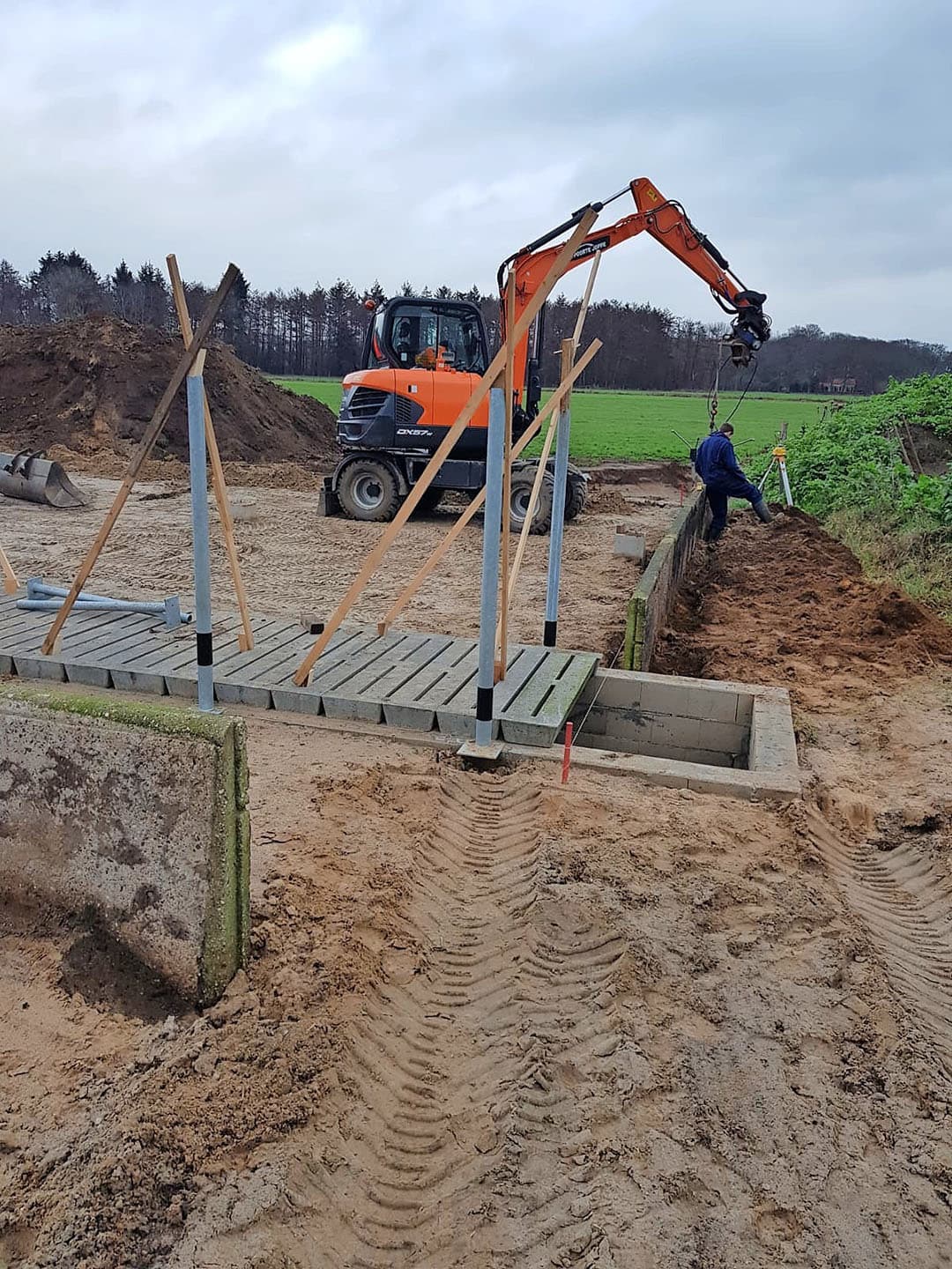 Hier is die buis van de andere kant te zien. In totaal lopen 4 mestafvoerbuizen van de eenlingboxen naar de mestput. Linksboven is ook al de eerste (groene) waterbak te zien.