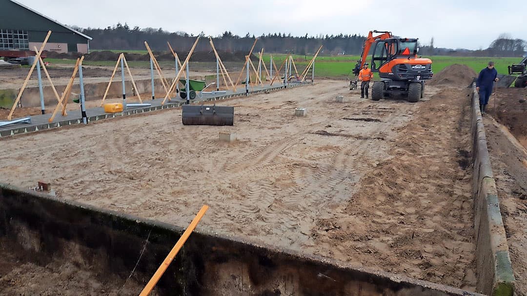 Aan de lage kant van de kalverstal komen straks 16 eenlingboxen te staan.  De mestafvoer van dat kalvergedeelte komt via deze buis in de put uit. In totaal kan er in de kelder 40 kuub mest opgeslagen worden. In januari wordt hier beton gestort. Dat betekent dat het achterste deel   waar de oude wanden nu wat uit elkaar staan   er over een maand weer netjes uitziet.