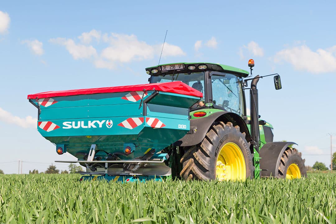 De Sulky DX-30W is de kleinste nieuweling met sectiecontrole. De maximale strooibreedte is 28 meter, de maximale bakgrootte 900 liter. - Foto: Sulky