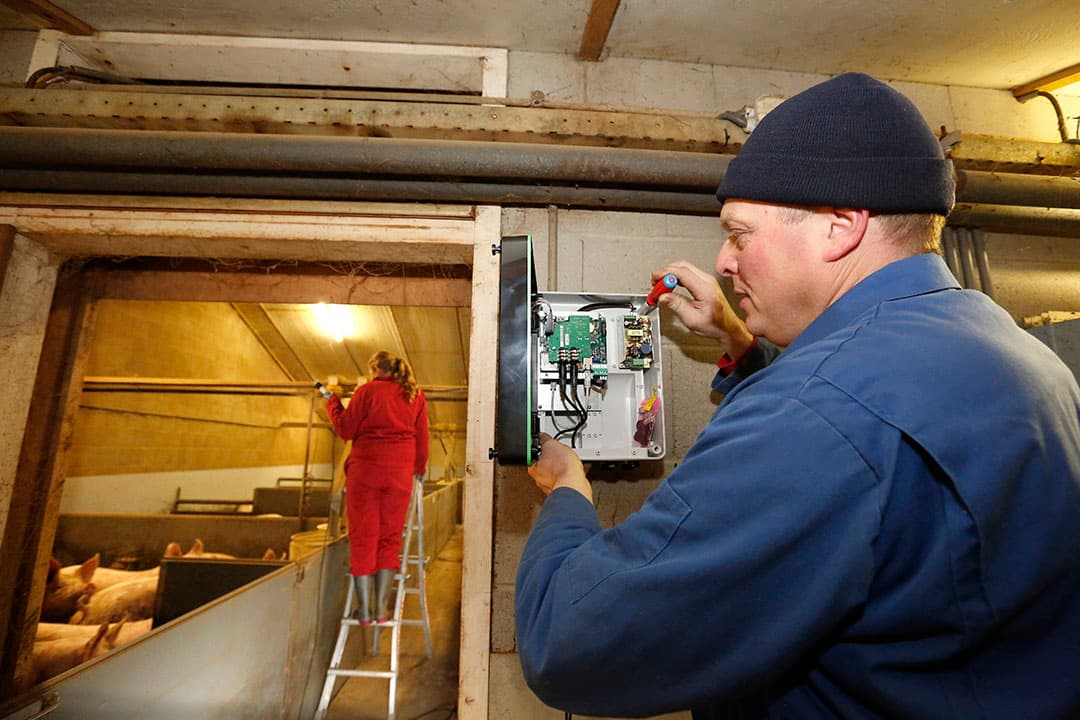 Montage van een hoestmonitor. - Foto: Henk Riswick