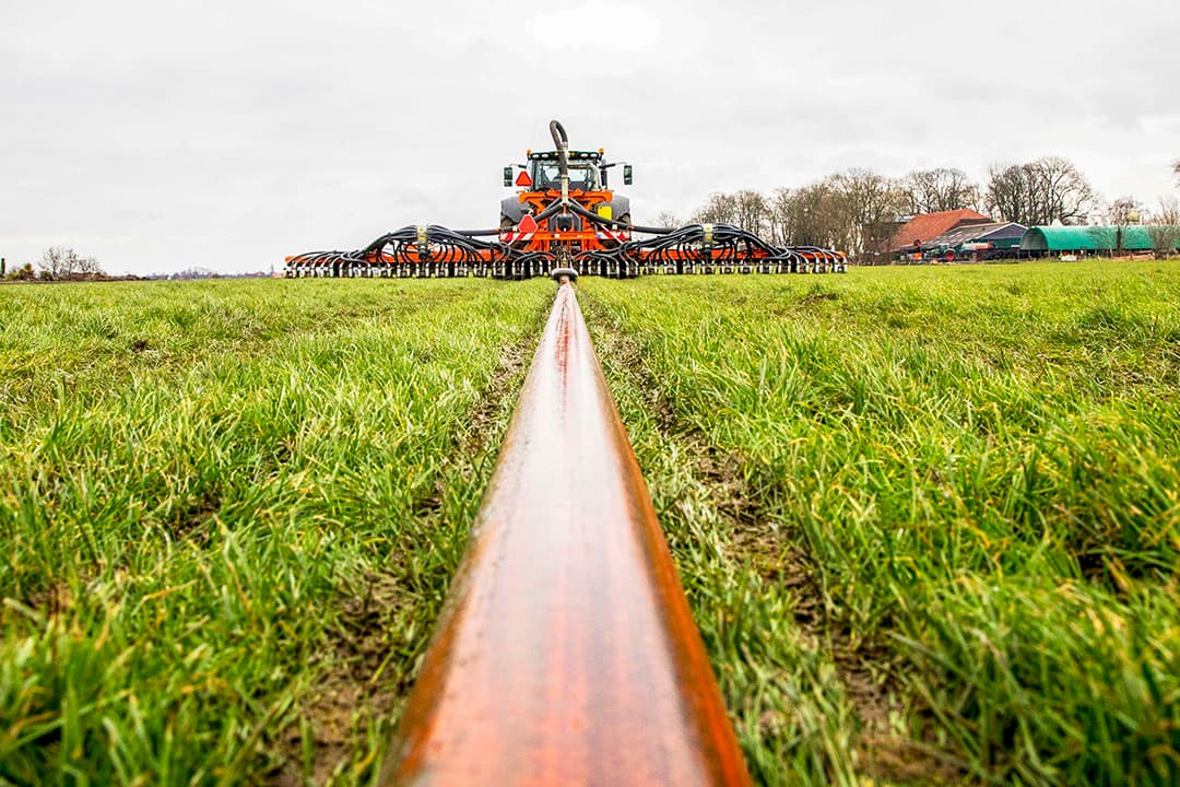 In ons buurland Duitsland mogen de veehouders eerder beginnen met ontheffing om drijfmest uit te rijden, van morgen is loonbedrijf Boven uit Finsterwolde M. 06 - 53249879 begonnen bij Stoker und Nijman uit Leer ( BRD ) T. 0049 199752494 het is ook in Duitsland heel nat, maar de kelders zitten vol dus op hogere percelen kan het wel. Er wordt ± 25   30 kuub per ha op gebracht, als ik eerst maar 200 kuub kwijt ben dan kan weer even vooruit volgens de veehouder.  Met vriendelijke groet,  Koos v.d. Spek