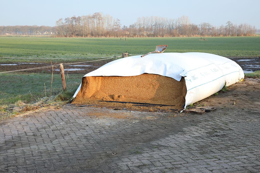 Hij rijdt dit naar de loods om andere ingrediënten toe te voegen.