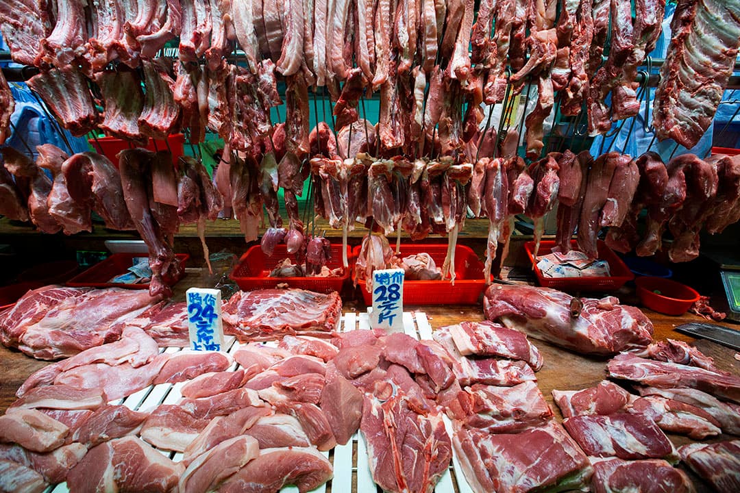 Nog even goed mikken en dan gaat er weer een lading stro van het erf van akkerbouwer Koos Naaijer in Scheemda. - Foto: Koos van der Spek