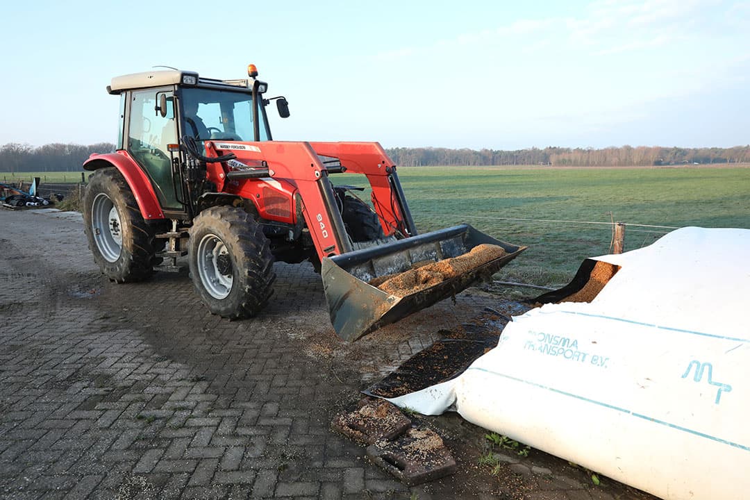 Loonwerker Elweco lost het gemengde rantsoen voor het voerhek.