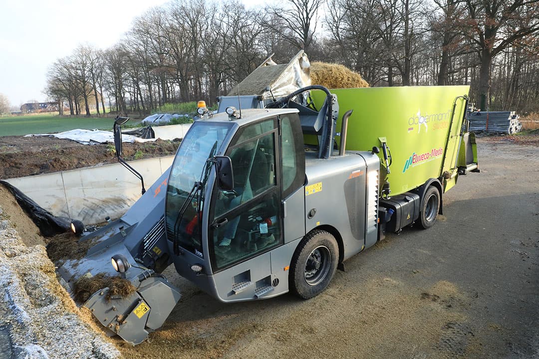 In 2017 bestelde Schut twee keer 31 ton sodagrain en in 2018 1 keer 35 ton. In 2017 kostte sodagrain ¬  21 per 100 kg. In 2018 was dat ¬  25 per 100 kg.  Door gestegen graanprijzen is sodagrain dit jaar duurder , zegt Schut.  Maismeel is nu met ¬  21 per 100 kilo goedkoper dan sodagrain, maar daarvan kun je vanwege het risico op pensverzuring niet zoveel voeren.