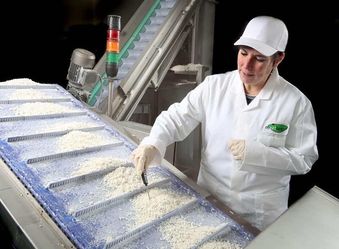 In een geconditioneerde opslagruimte staan de verschillende meelsoorten die gebruikt worden voor de productie. Links staat tarwebloem van regionale teelt, rechts staan pallets rijstmeel.