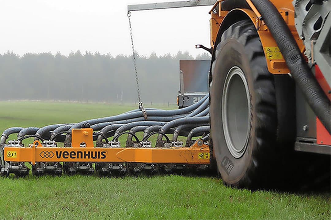 De Euroject Twin is een variant van de Euroject Pro en kan zowel volvelds (bijvoorbeeld in gras) als in rijenteelten bemesten. - Foto s: Veenhuis