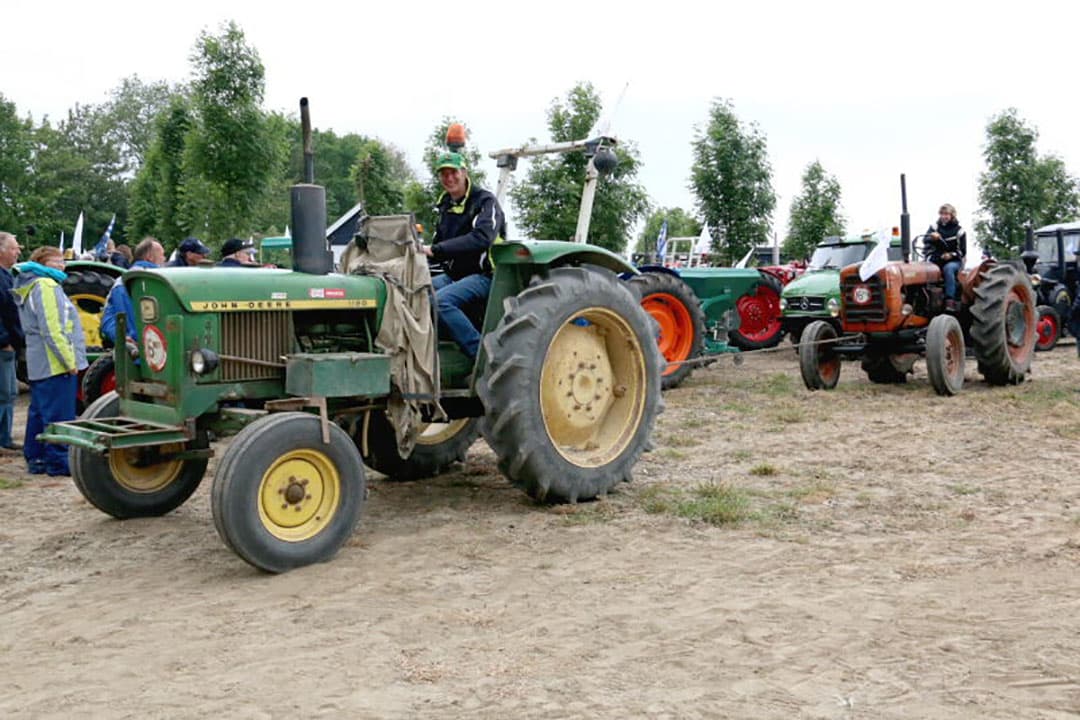 Wat nu in het museum wordt getoond kan wel een staalkaart van verdwenen trekker merken worden genoemd. Van het legendarische merk Mineapolis-Moline staat er deze ZTU voor rijenteelt uit 1937 in de karakteristieke gele kleur.
