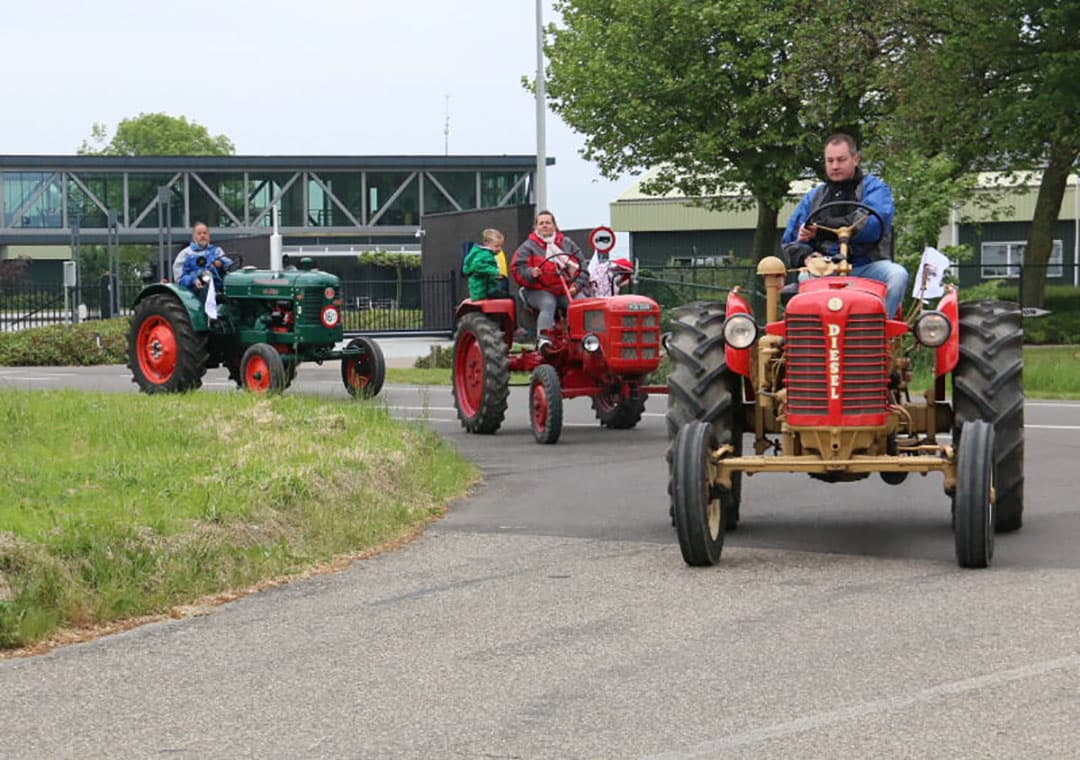 Een ander legendarisch merk dat in de jaren 30 innovatief bezig was is Allis Chalmers. Deze fabrikant promootte als een van de eerste het gebruik van luchtbanden. Er werden autocoureurs aangetrokken die shows en wedstrijden reden met Allis Chalmers op luchtbanden. Ook experimenteerde dit bedrijf eind jaren vijftig met brandstofcellen. Een techniek die nu weer in de belangstelling komt. In het trekkermuseum staan enkele trekkers van dit merk waaronder dit model U dat werd ingezet voor de racerij.