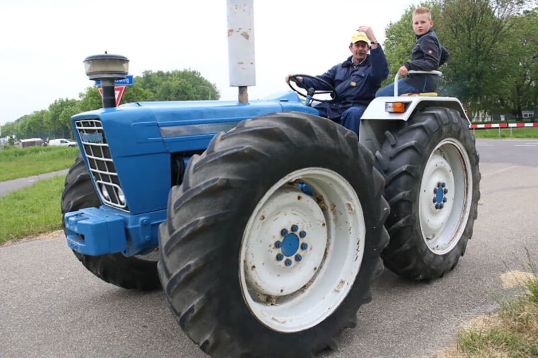 Een ander typisch model uit de Allis-Chalmers fabrieken is deze werktuigdrager model G uit begin jaren 50. Voor een goed zicht vooruit was de motor achterop geplaatst en zit er een knik in het stuurwiel. Een van de argumenten om deze lichte, 635 kg, werktuigdrager te produceren was het lage gewicht om bodemverdichting te voorkomen. Dat doet weer modern aan.